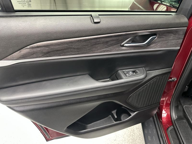 Used 2025 Jeep Grand Cherokee L LimitedImage 21