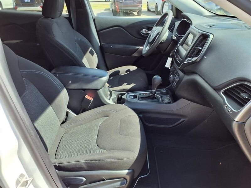 2021 Jeep Cherokee Latitude photo 3
