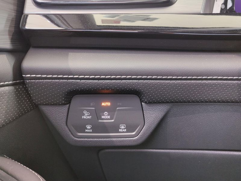 2025 Volkswagen Atlas Cross Sport SE AWD w/Technology/SunroofImage 25