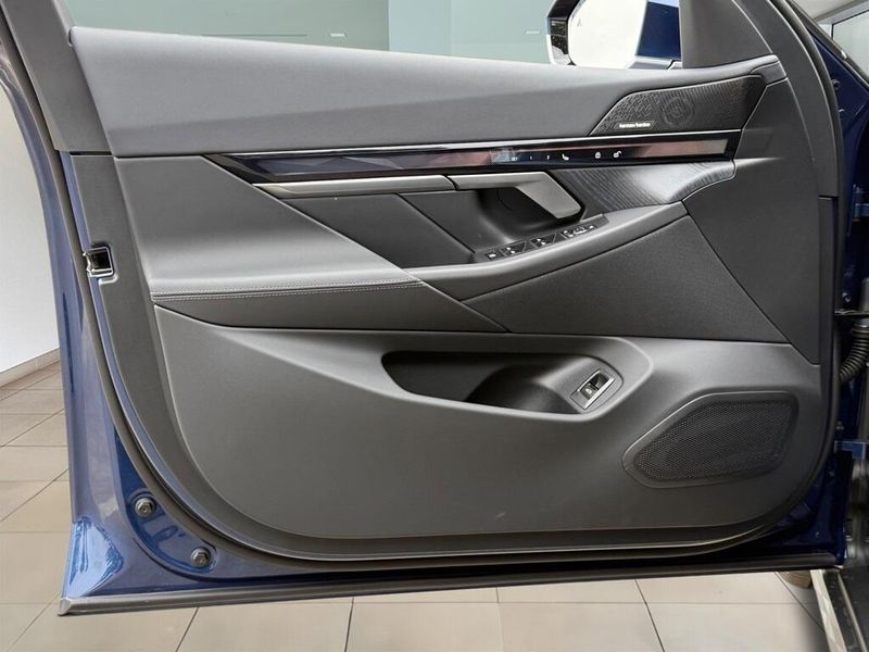 2025 BMW i5 eDrive40Image 18
