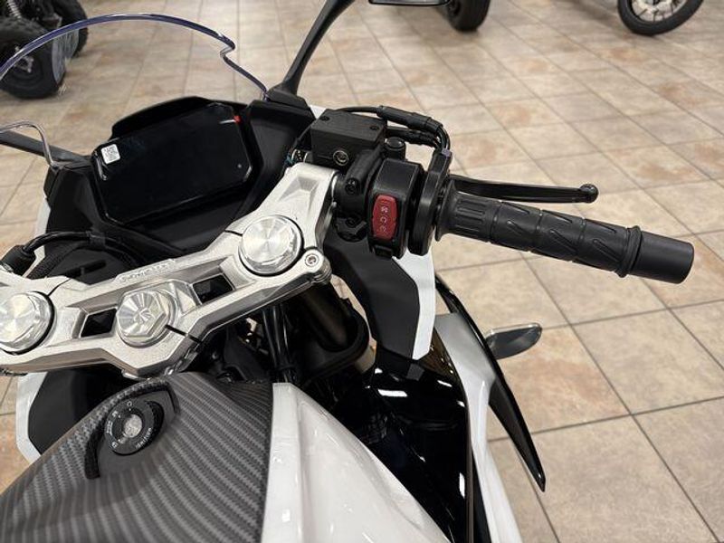 New 2025 CFMOTO 300SS Image 19