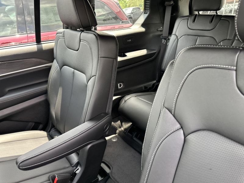 2025 Jeep Grand Cherokee L Limited 4x4Image 14