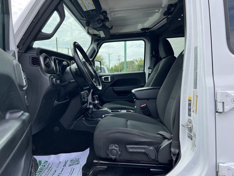 2021 Jeep Gladiator Willys photo 20