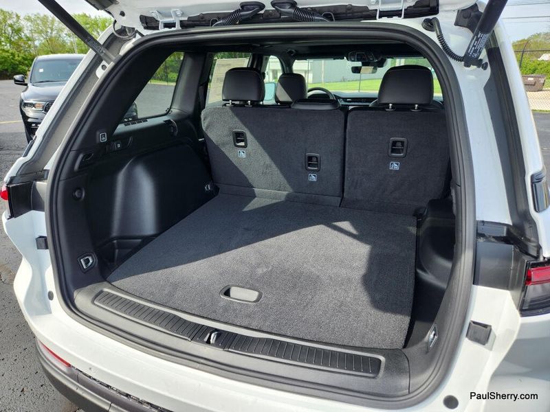 New 2026 Jeep Grand Cherokee Laredo Altitude 4x4