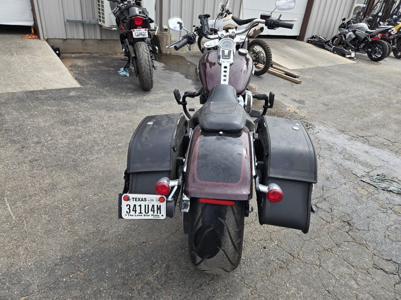 USED 2022 HARLEY SOFT TAIL FAT BOY 114 MIDNIGHT CRIMSON AND VIVID BLACK Image 7