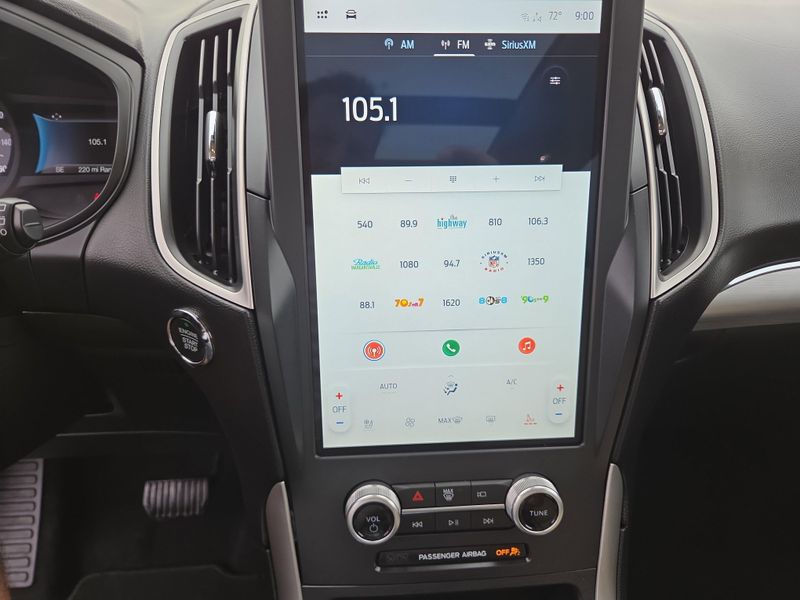 2022 Ford Edge SEL photo 25