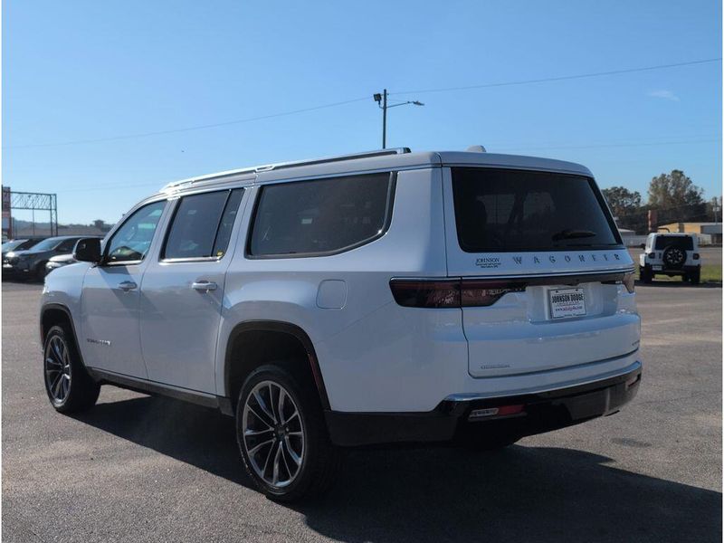 2023 Jeep Wagoneer L Series IIIImage 3
