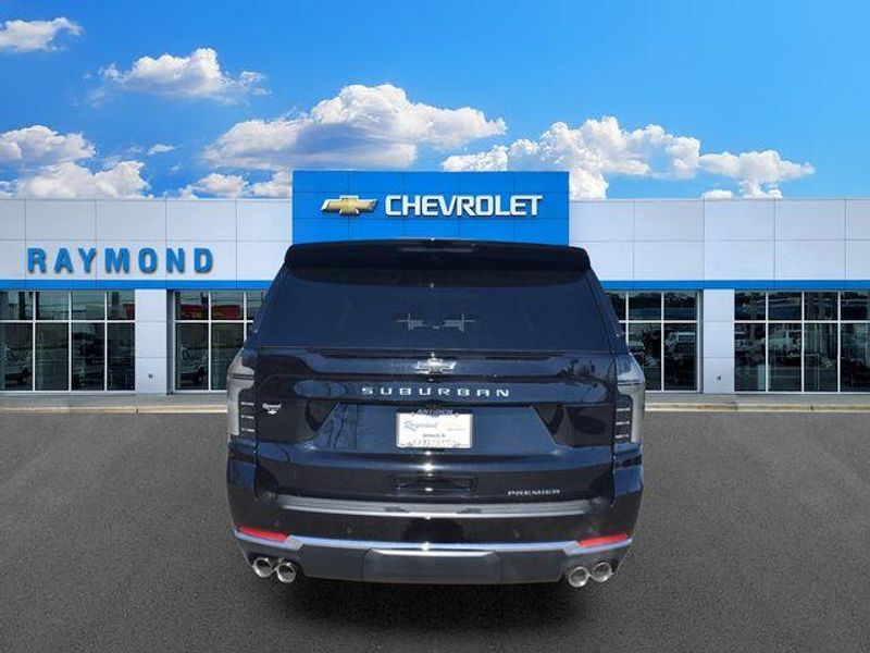 New 2026 Chevrolet Suburban PremierImage 5
