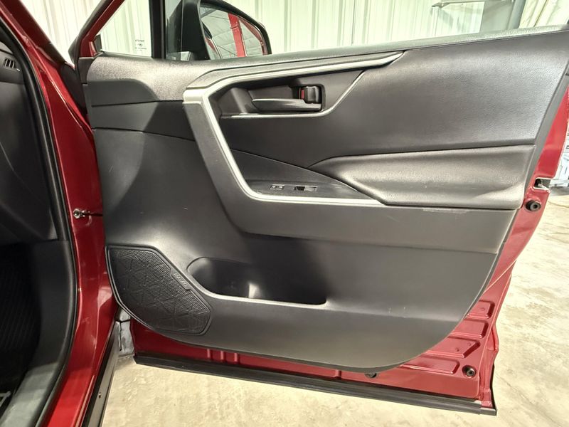 Used 2019 Toyota RAV4 LEImage 12