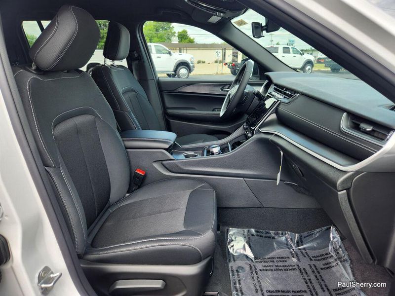 New 2025 Jeep Grand Cherokee Laredo 4x2Image 27