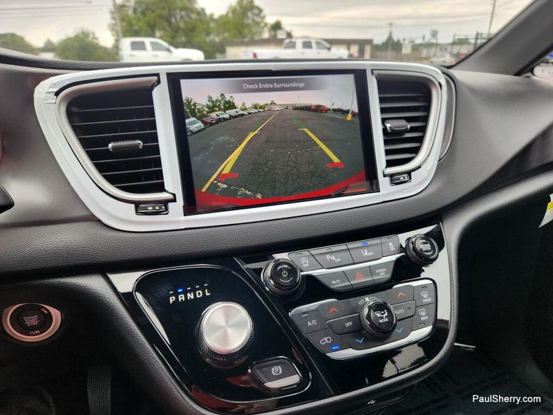 Used 2025 Chrysler Pacifica Select