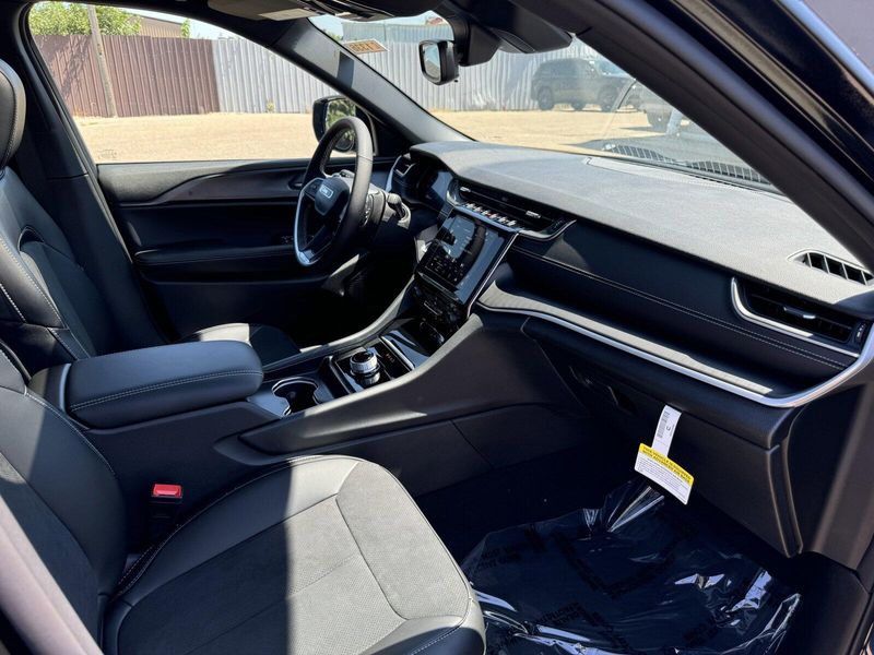 2024 Jeep Grand Cherokee L Altitude XImage 23