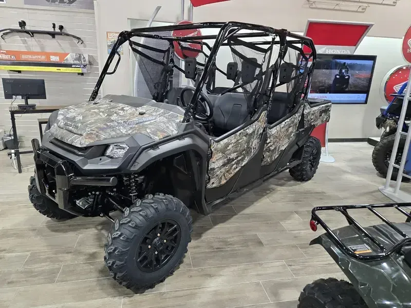 2025 Honda PIONEER 10006 CREW DELUXE Image 3