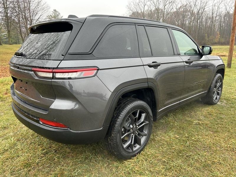 2025 Jeep Grand Cherokee Limited photo 3