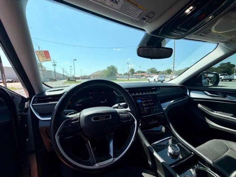 Used 2023 Jeep Grand Cherokee L LaredoImage 9