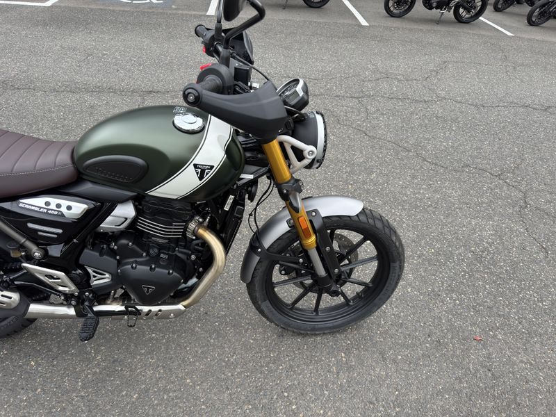 2025 Triumph SCRAMBLER 400 X - MATTE KHAKI GREEN - FUSION WHITE 