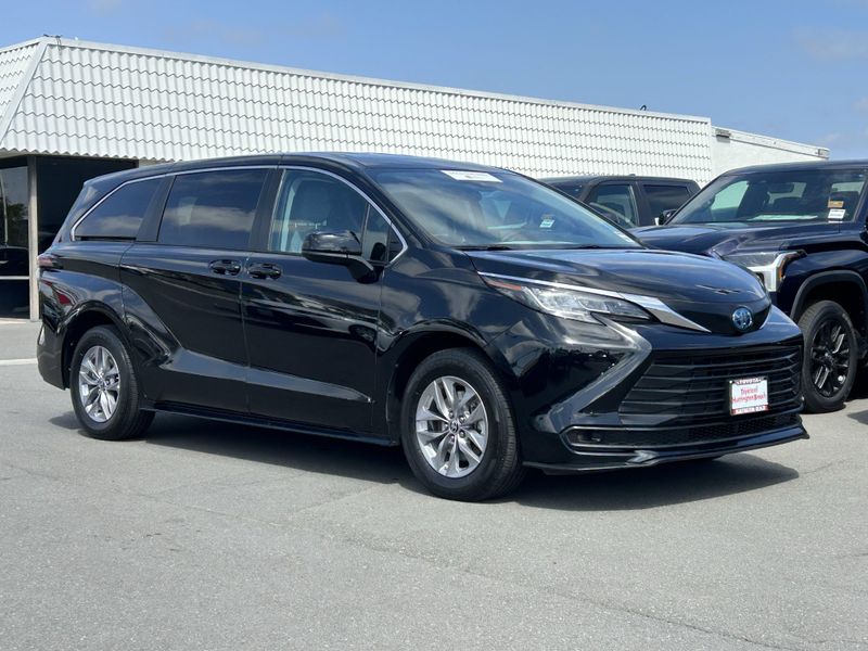 2023 Toyota Sienna LEImage 2