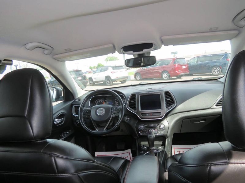Used 2019 Jeep Cherokee Trailhawk 4x4 4dr SUVImage 11