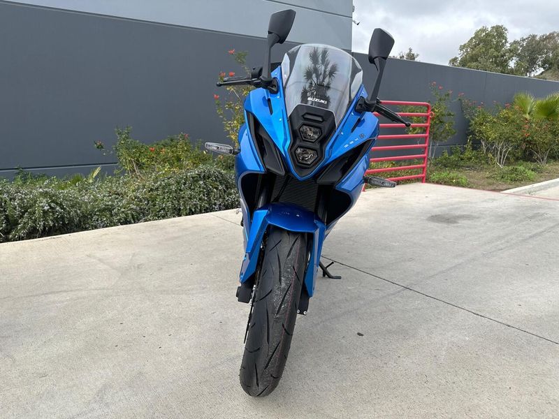 2025 Suzuki GSX-8R Image 11
