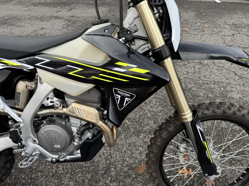 2026 Triumph TF250E - JET BLACK - PURE WHITE 