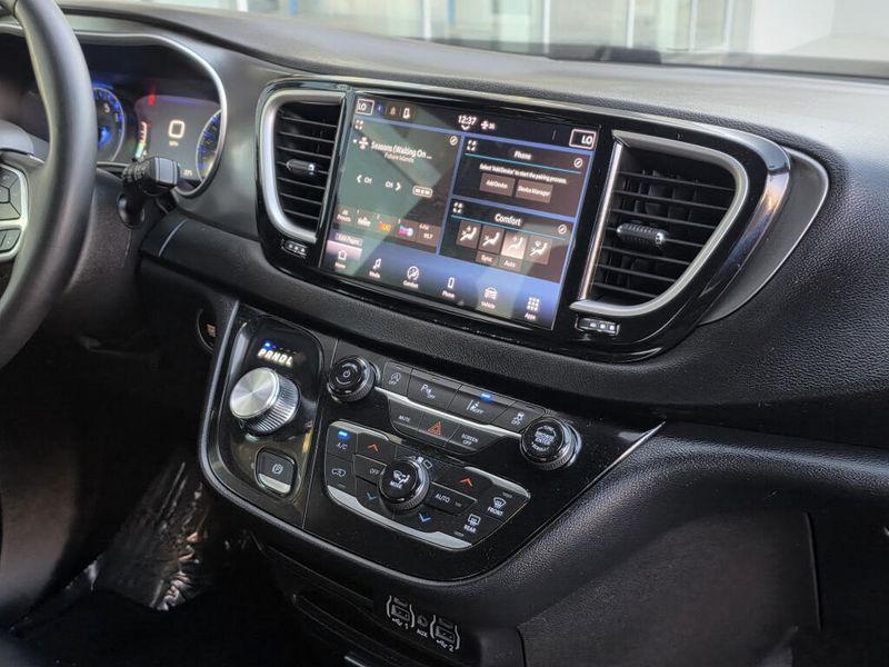 Used 2025 Chrysler Pacifica Select
