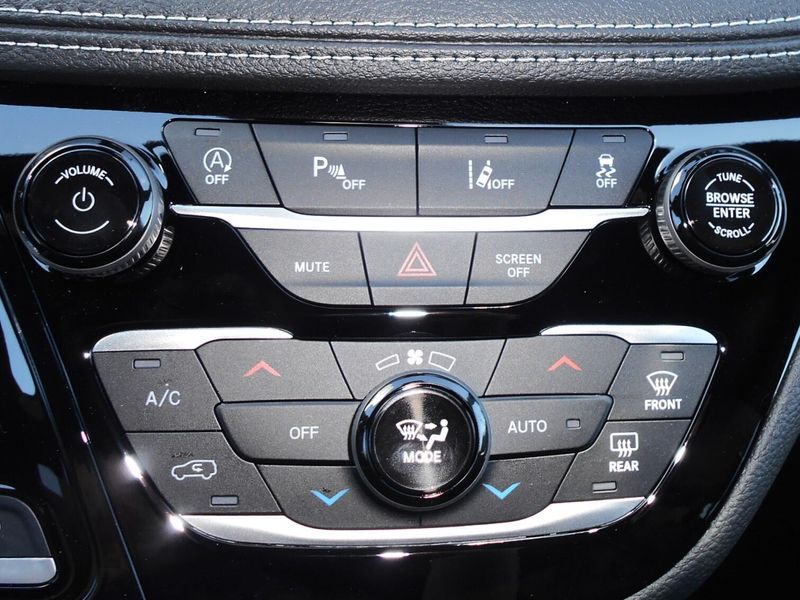 2025 Chrysler Pacifica SelectImage 12