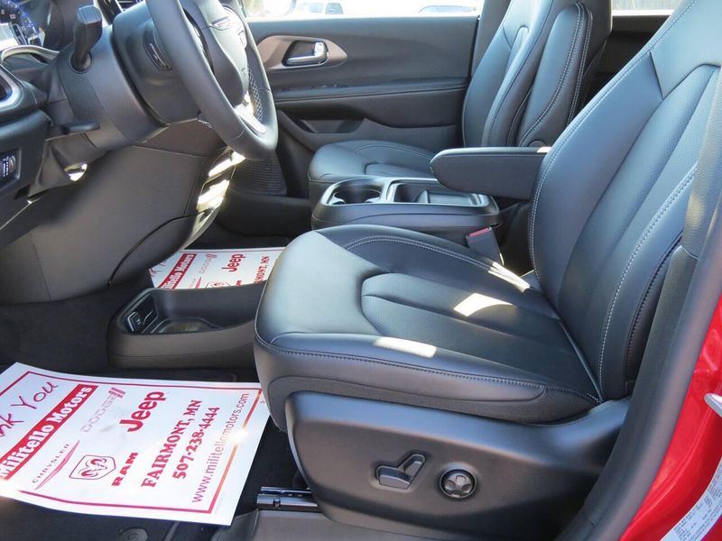 New 2027 Chrysler Pacifica SelectImage 7