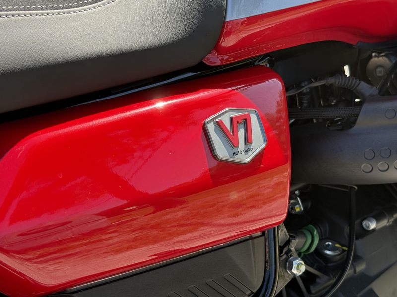 2024 Moto Guzzi V7 Stone Corsa