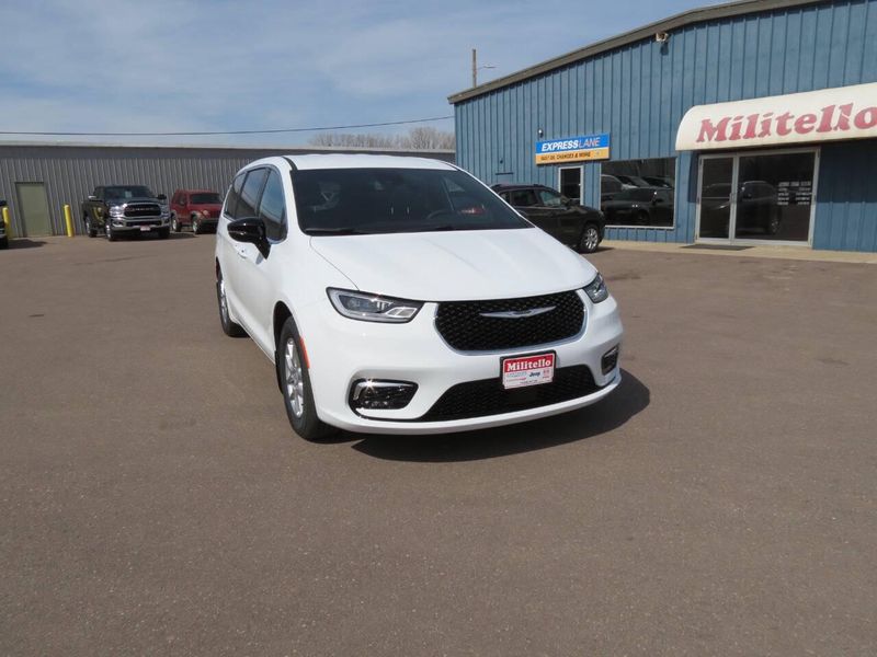 New 2026 Chrysler Pacifica SelectImage 3