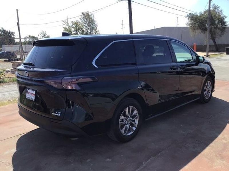 2023 Toyota Sienna LEImage 4