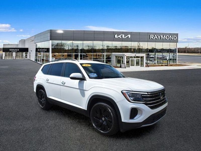 Used 2024 Volkswagen Atlas 2.0T SE w/TechnologyImage 10