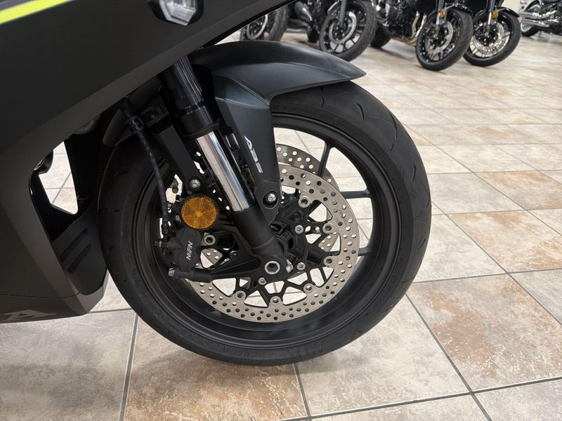New 2026 Honda CBR650R E-CLUTCH Image 19