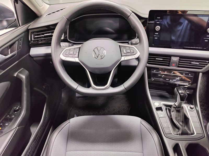 Used 2025 Volkswagen Jetta SE w/SunroofImage 17