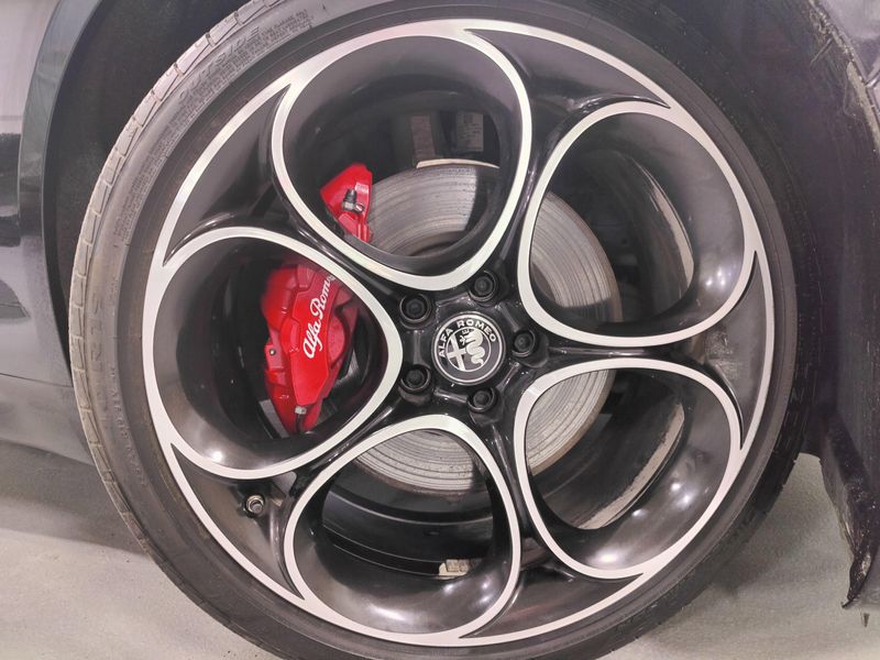 2024 Alfa Romeo Giulia Veloce AWD w/Sunroof/NAV/Activ AsstImage 13