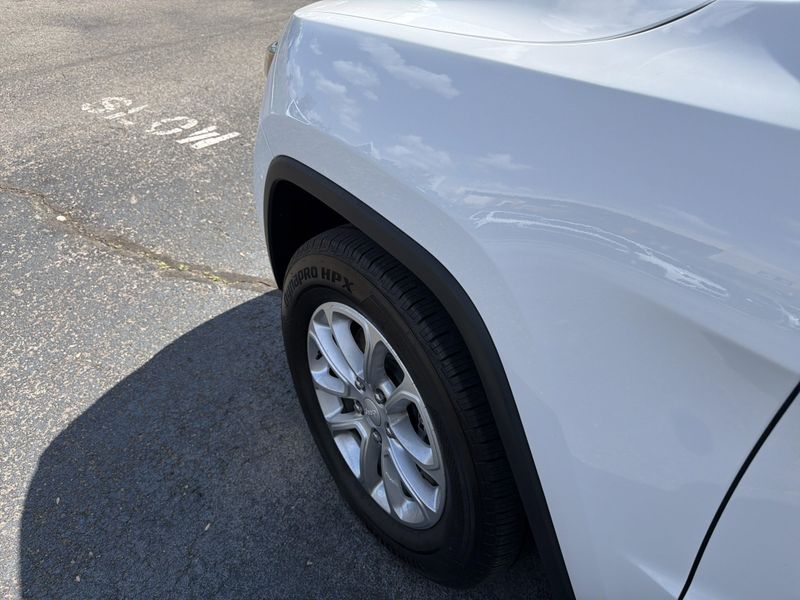 Used 2021 Jeep Grand Cherokee Laredo XImage 16