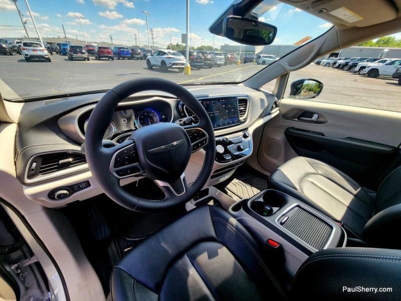 Used 2024 Chrysler Pacifica Touring L