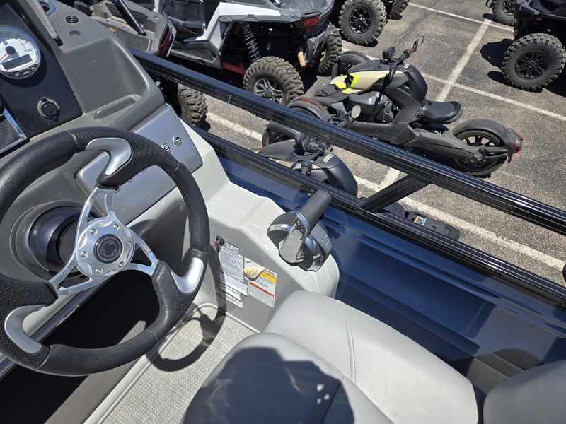 USED 2022 TRACKER REGENCY 230 DL3 Image 19