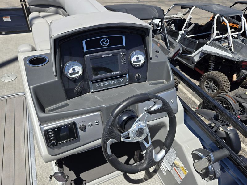 USED 2022 TRACKER REGENCY 230 DL3 Image 16