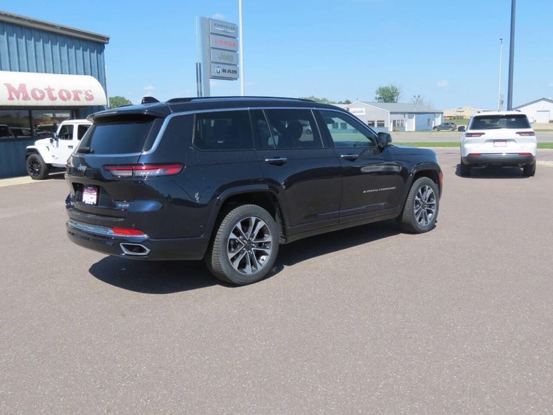 Used 2024 Jeep Grand Cherokee L Overland 4x4 4dr SUVImage 4