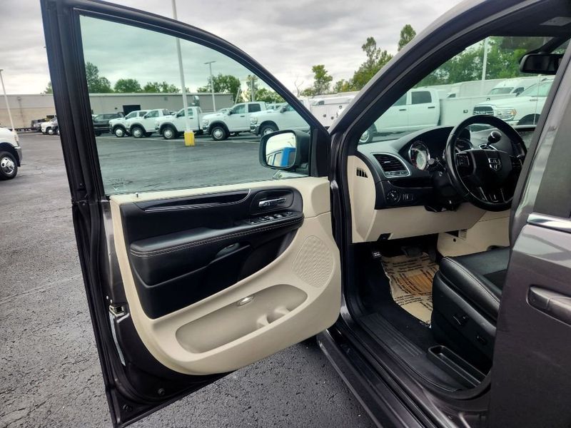 2019 Dodge Grand Caravan SXTImage 16