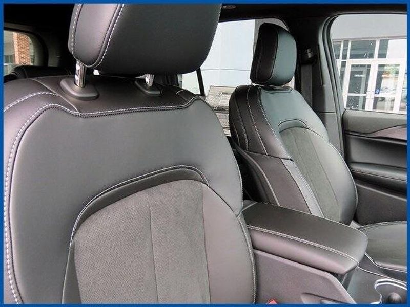 New 2025 Jeep Grand Cherokee Image 9