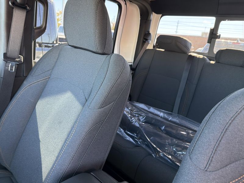 New 2026 Jeep Gladiator Sport S 4x4Image 25