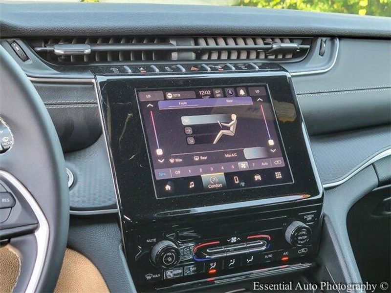 2024 Jeep Grand Cherokee Laredo photo 18