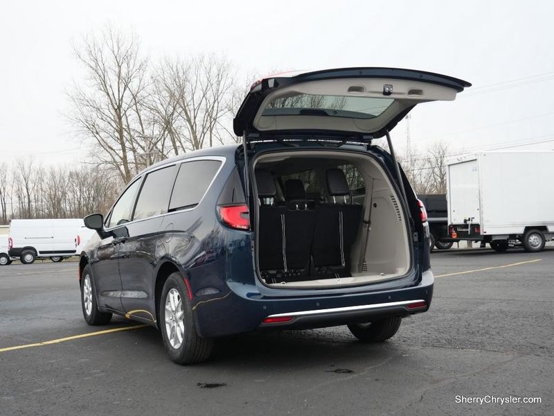 2023 Chrysler Pacifica Touring LImage 7