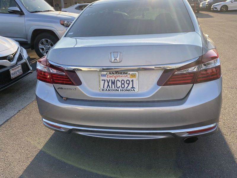 2017 Honda Accord Sedan LXImage 4