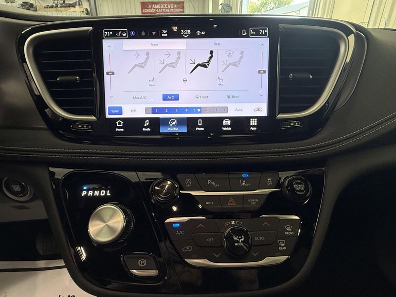 New 2026 Chrysler Pacifica SelectImage 30