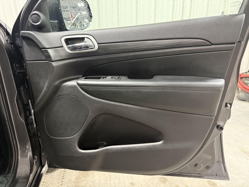 Used 2021 Jeep Grand Cherokee Laredo XImage 11