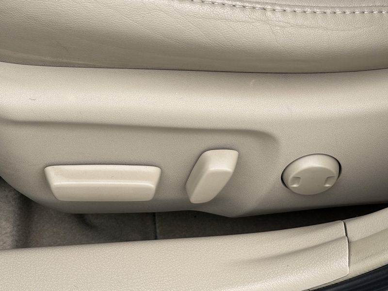 2013 Toyota Camry Hybrid XLEImage 21