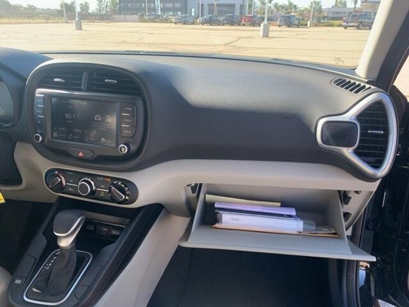 Used 2025 Kia Soul LXImage 16