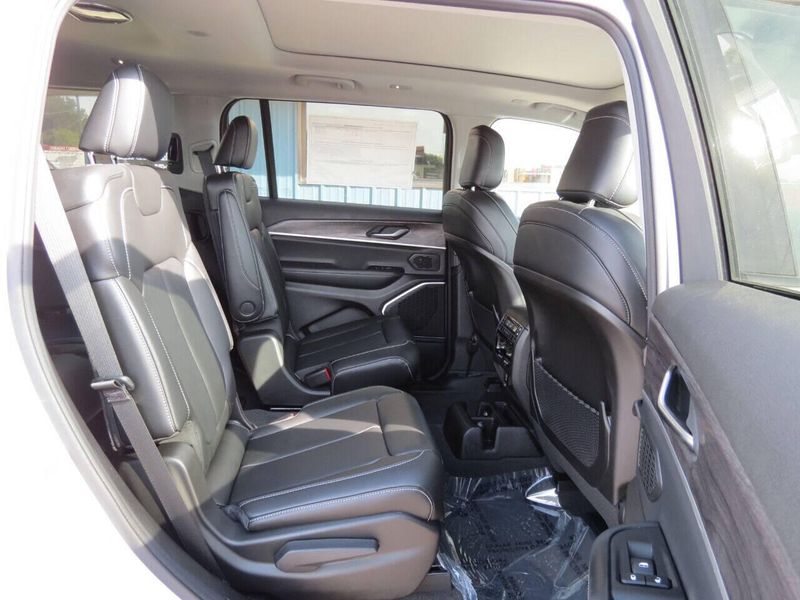 2021 Jeep Grand Cherokee L Limited 4x4 4dr SUVImage 35